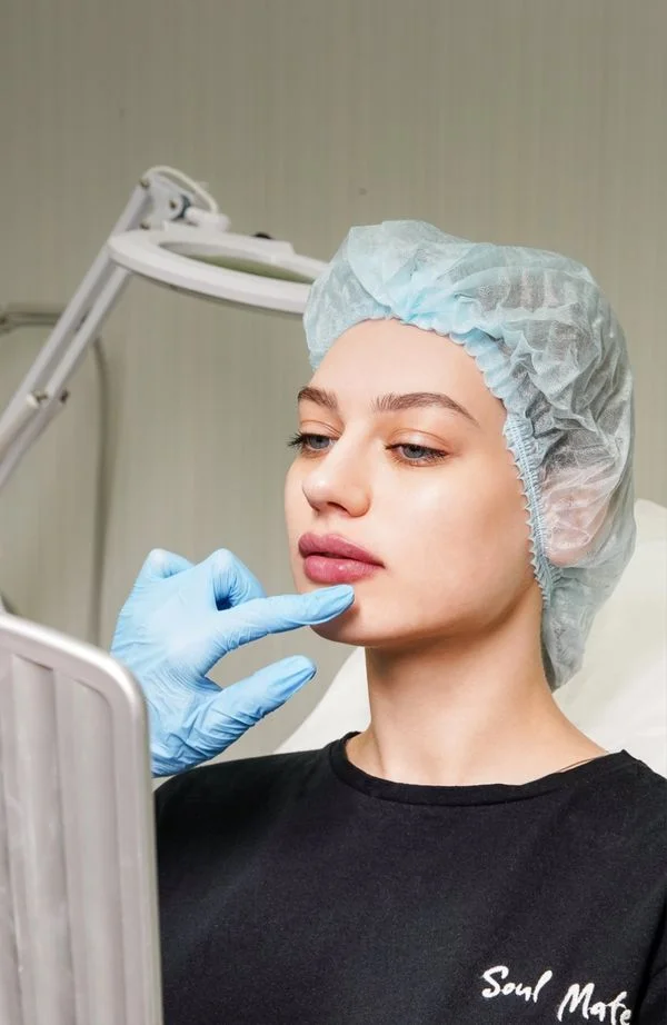 Фото: Процесс косметологической диагностики пациента на приеме у врача-косметолога